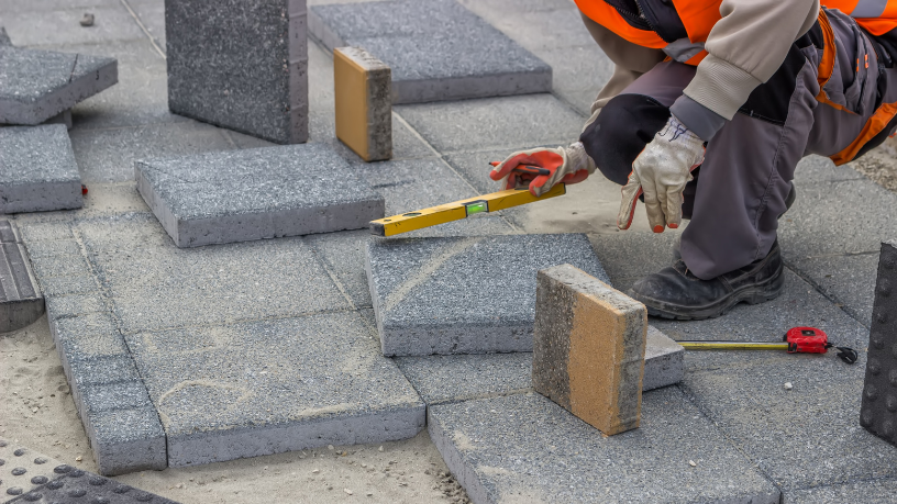 Desempenho, durabilidade e custo em análise: Valderci Malagosini Machado compara pisos intertravados, pavimento rígido e asfalto sob o olhar técnico.